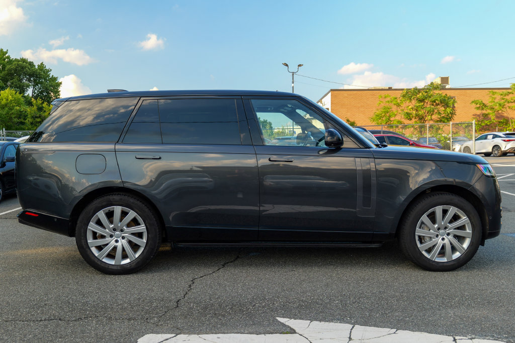 Used 2025 Land Rover Range Rover Long Wheelbase SE AWD/4WD image 8