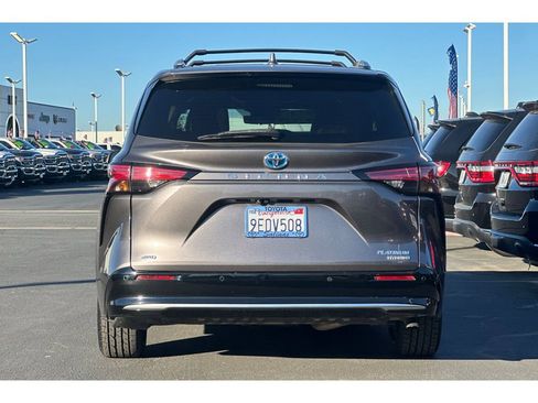 Certified 2023 Toyota Sienna Platinum image 5