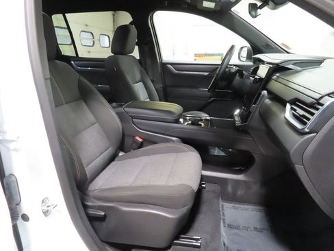 Used 2025 GMC Acadia Elevation image 30