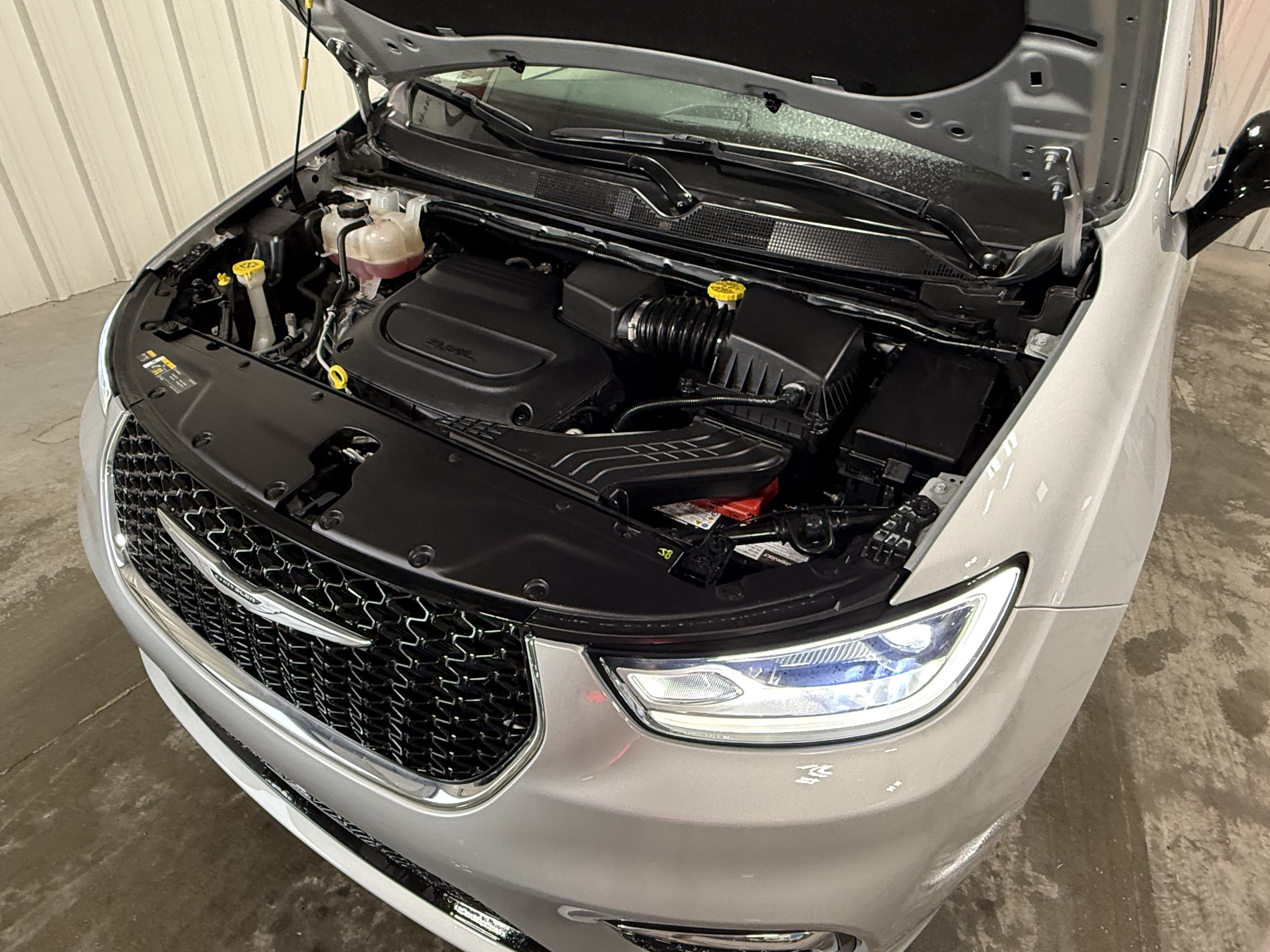 Used 2024 Chrysler Pacifica Touring-L w/ Uconnect Theater Family Group AWD/4WD image 16