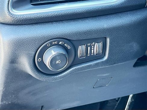 Certified 2024 Chrysler Pacifica Premium image 10