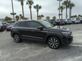 Used 2022 Volkswagen Taos SE w/ Panoramic Sunroof Package video 2