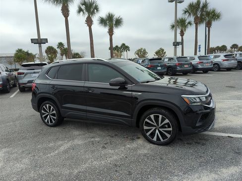 Used 2022 Volkswagen Taos SE w/ Panoramic Sunroof Package image 2