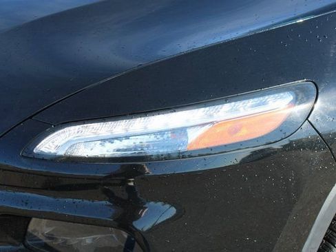 Used 2018 Jeep Cherokee Latitude Plus image 9