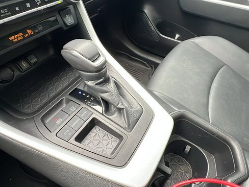 Used 2022 Toyota RAV4 XLE Premium image 32