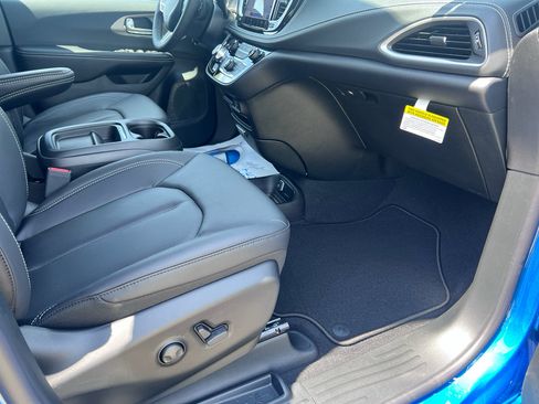 New 2027 Chrysler Pacifica Select w/ Family Tech Group FWD image 17