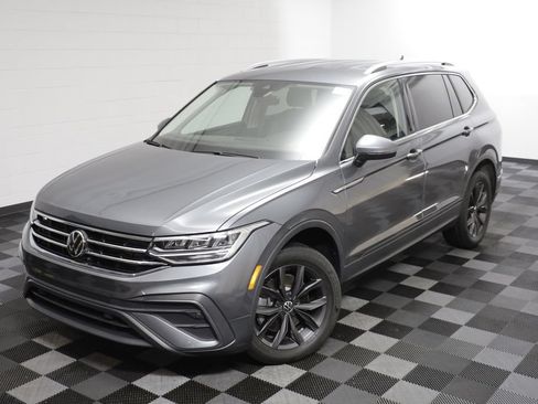Used 2023 Volkswagen Tiguan SE FWD image 2
