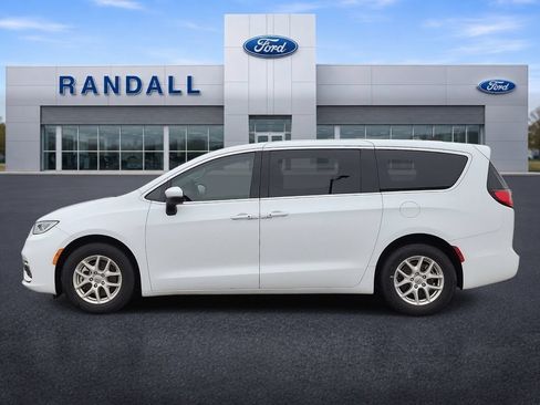 Used 2023 Chrysler Pacifica Touring-L FWD image 3