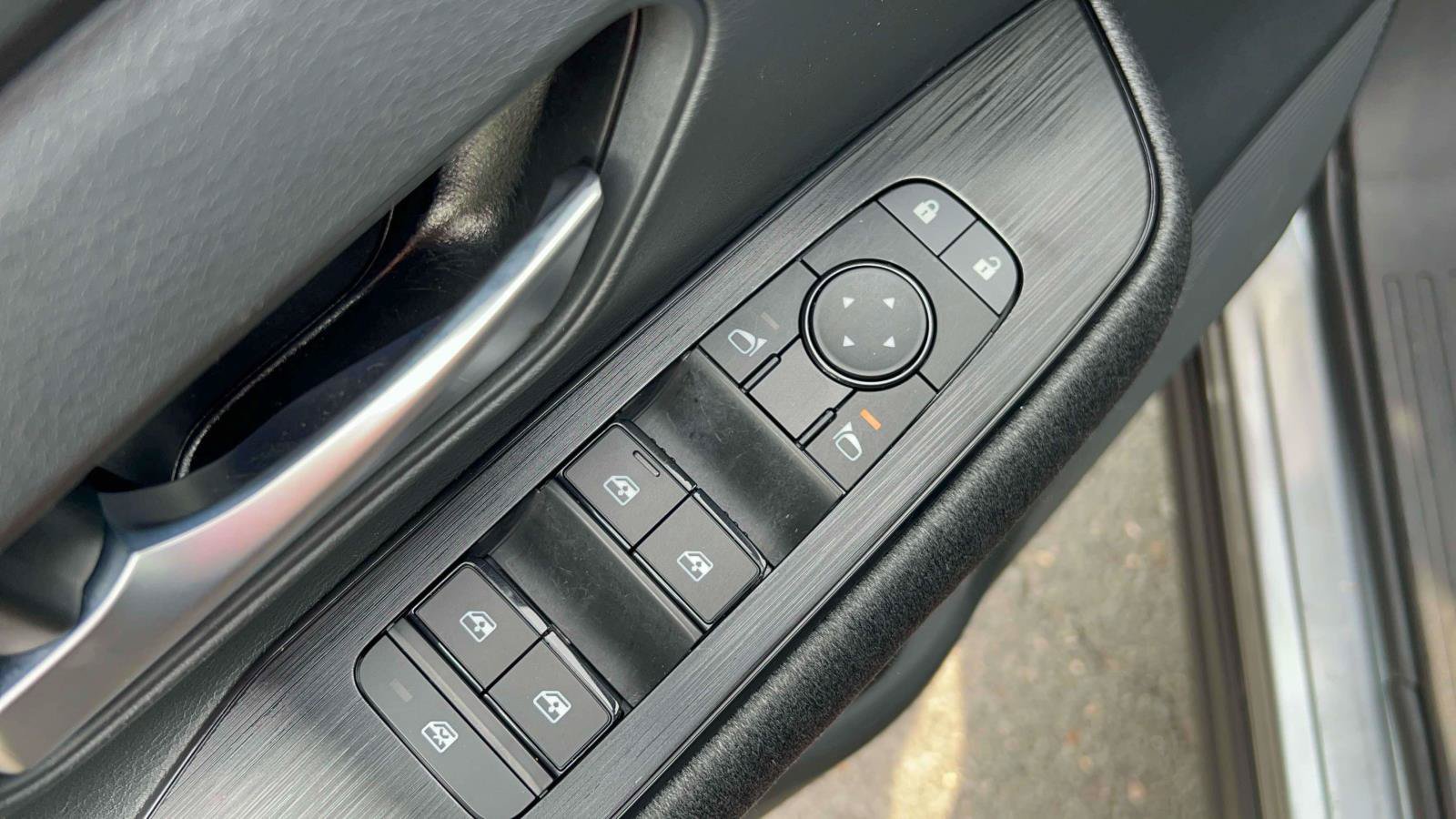 Used 2025 Nissan Kicks SV AWD/4WD image 21
