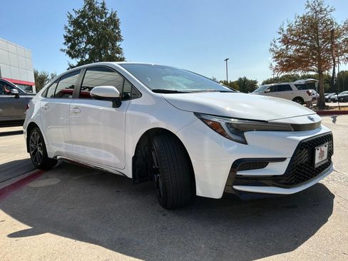 Used 2024 Toyota Corolla SE w/ SE Package FWD image 4