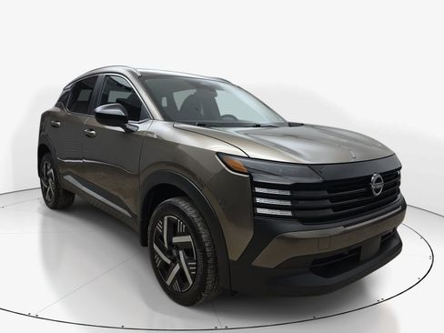Used 2026 Nissan Kicks SV w/ SV Premium Package FWD image 2