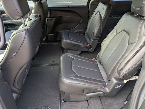 New 2026 Chrysler Pacifica Select image 31