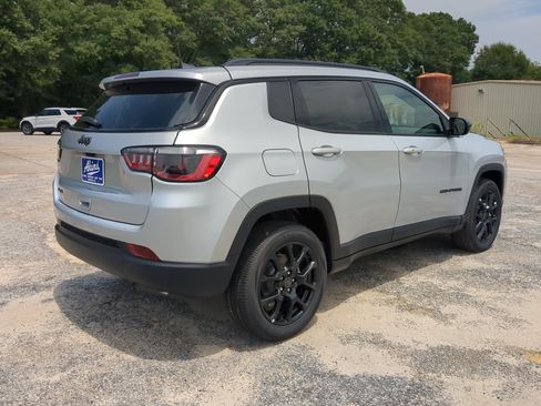 New 2026 Jeep Compass Latitude AWD/4WD image 3