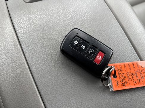 Used 2018 Toyota Highlander XLE image 35