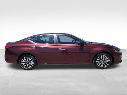 Used 2025 Nissan Altima 2.5 SV FWD image 9