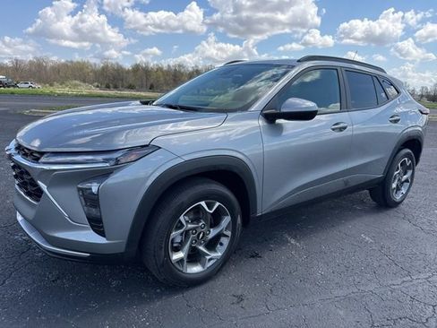 Used 2025 Chevrolet Trax LT w/ LT Convenience Package FWD image 1