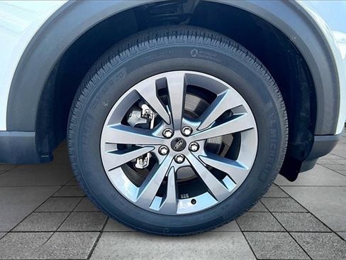 Certified 2022 Ford Explorer XLT w/ Equipment Group 202A image 9