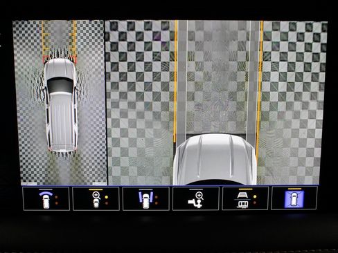 Used 2024 GMC Yukon XL SLT w/ SLT Luxury Package image 19