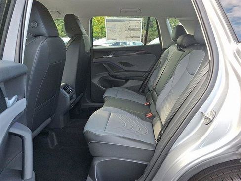 New 2025 Volkswagen Tiguan SE image 7