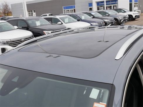 Certified 2024 Volkswagen Tiguan SE image 11