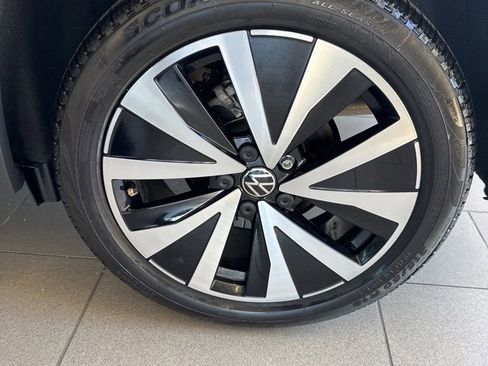 Certified 2022 Volkswagen Taos SE w/ Driver Assistance Package FWD image 18