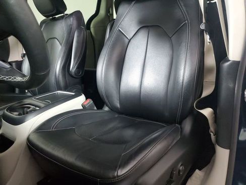 Used 2022 Chrysler Pacifica Touring-L image 17