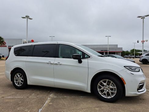 Used 2024 Chrysler Pacifica Touring-L FWD image 3