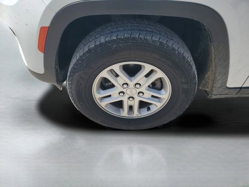Used 2023 Jeep Grand Cherokee Laredo RWD image 24