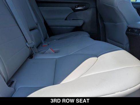 Used 2021 Toyota Highlander XLE AWD/4WD image 25