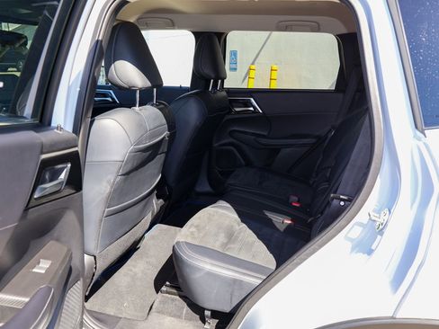 Used 2025 Mitsubishi Outlander SE AWD/4WD image 16