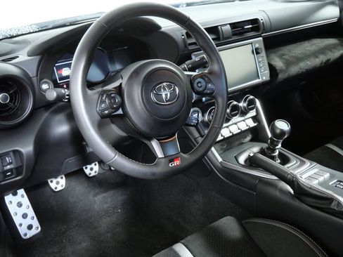 Used 2025 Toyota GR86 Premium w/ ALL Weather Mat Package (TMS) RWD image 18