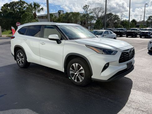 Used 2023 Toyota Highlander XLE AWD/4WD image 7