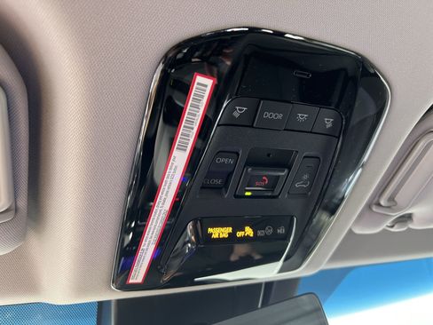 New 2024 Toyota Venza Limited image 22