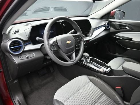 Used 2025 Chevrolet Trax LT FWD image 11