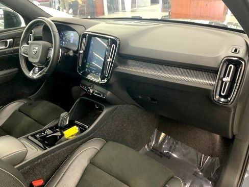 Used 2020 Volvo XC40 T5 R-Design image 9