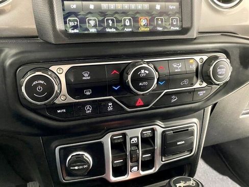 Used 2018 Jeep Wrangler Unlimited Sahara image 40