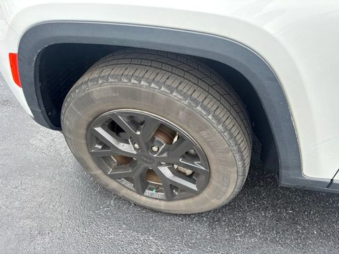 Used 2023 Jeep Grand Cherokee L Limited AWD/4WD image 9