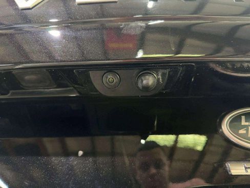 Used 2017 Land Rover Discovery HSE image 15