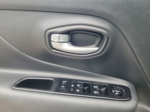 Used 2023 Jeep Renegade Latitude image 28