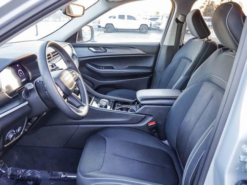 Used 2023 Jeep Grand Cherokee L Laredo image 18