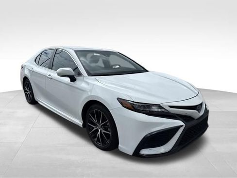 Used 2022 Toyota Camry SE FWD image 3