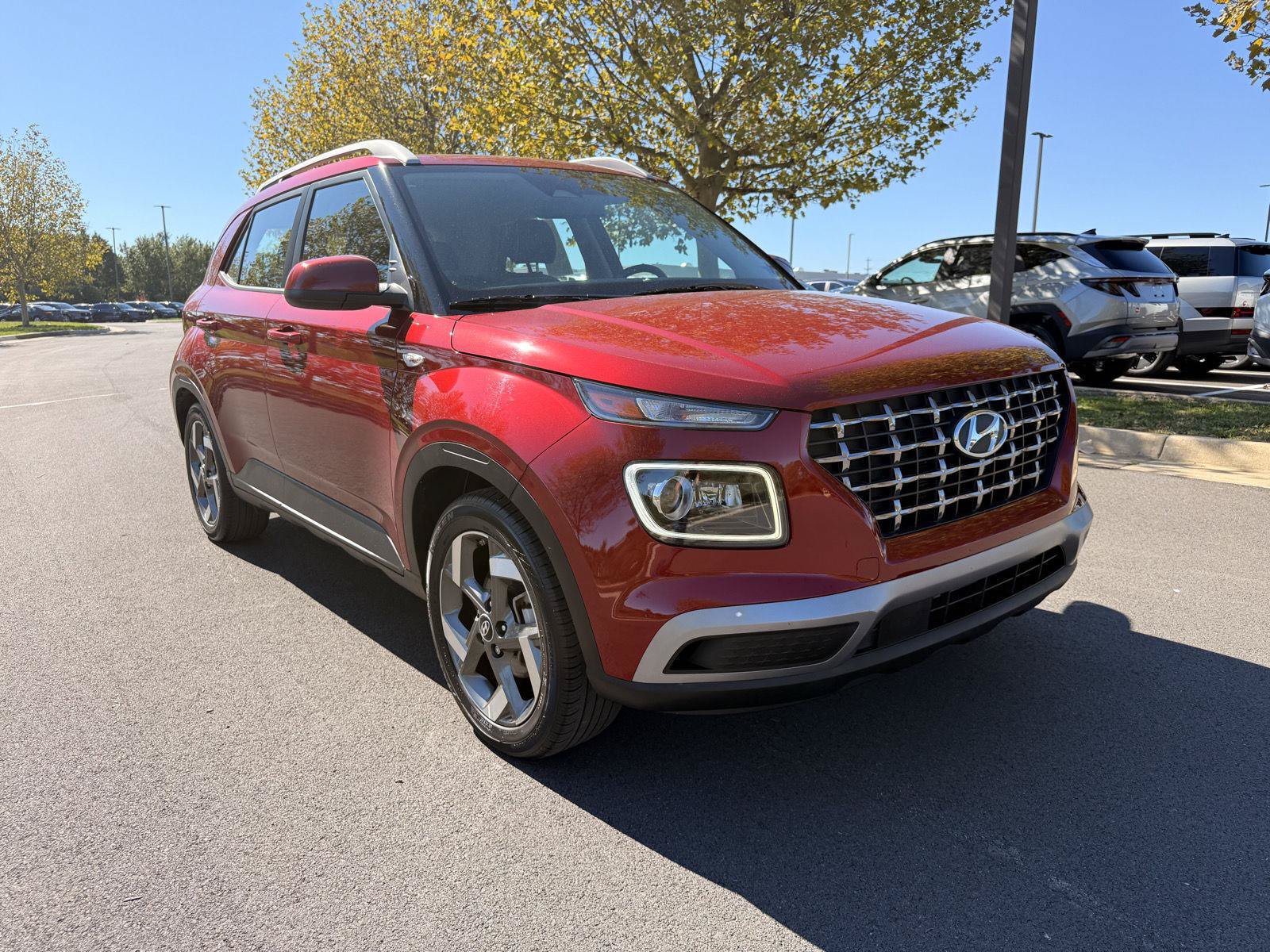 Used 2024 Hyundai Venue Limited FWD image 2