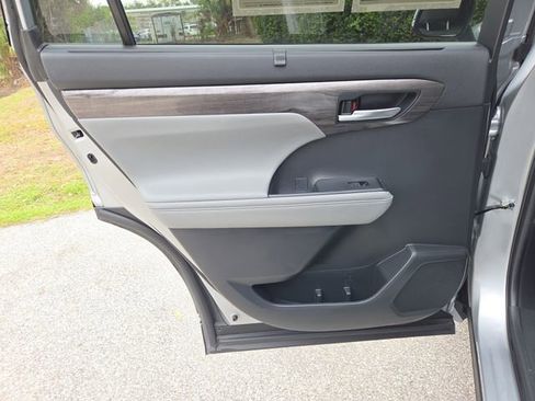 Used 2022 Toyota Highlander Platinum image 11