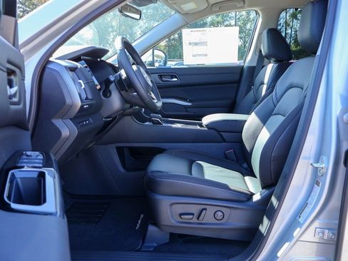 New 2025 Nissan Pathfinder SL image 7