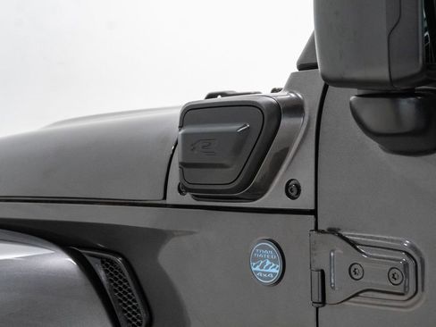 Used 2025 Jeep Wrangler Unlimited Sahara AWD/4WD image 3