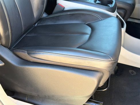 Used 2023 Chrysler Pacifica Touring-L image 13
