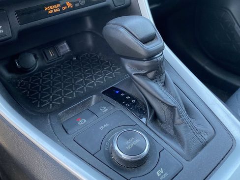 Used 2020 Toyota RAV4 XLE w/ Carpet Mat Package AWD/4WD image 10