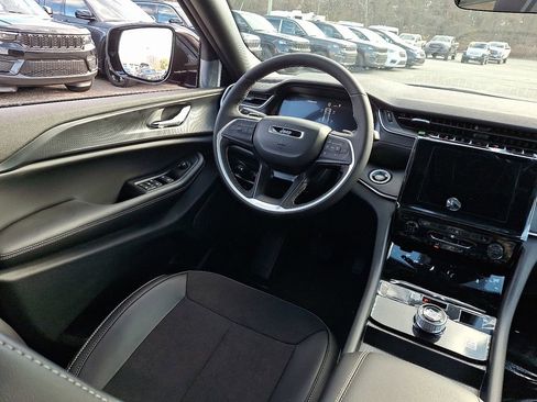 New 2025 Jeep Grand Cherokee Altitude AWD/4WD image 10