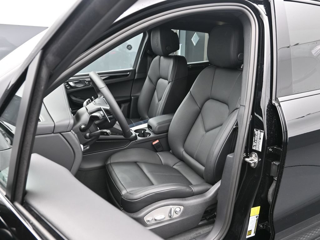 Certified 2026 Porsche Macan AWD/4WD image 5