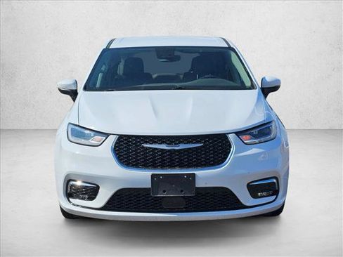 Used 2023 Chrysler Pacifica Touring-L FWD image 2